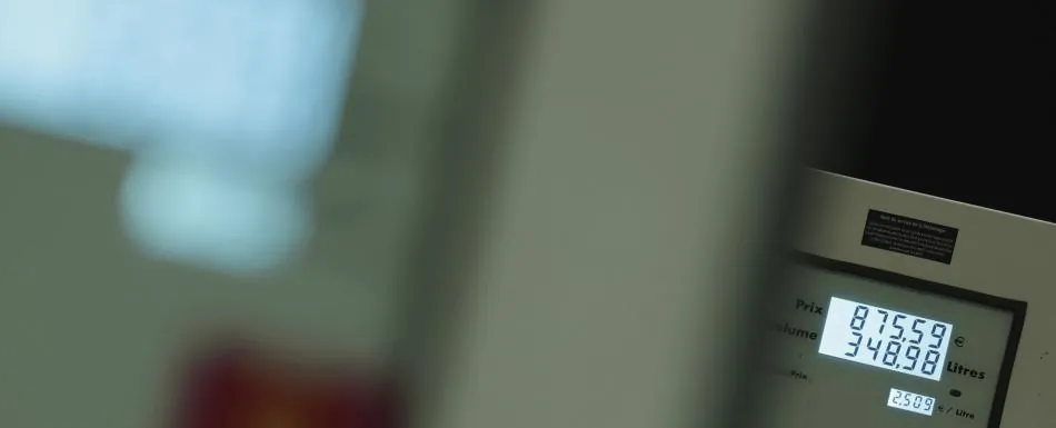 Alza del petróleo continúa pese a liberación de reservas estratégicas