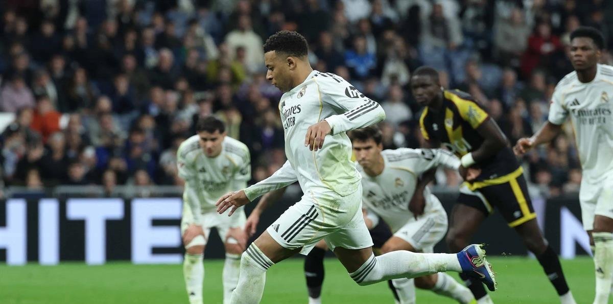 El Real Madrid mantiene el pulso entre silbidos