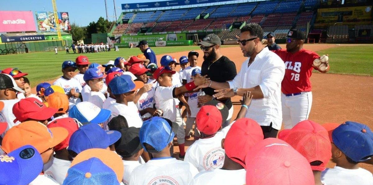 FEDOM y MLB realizan 4ta clínica de béisbol infantil