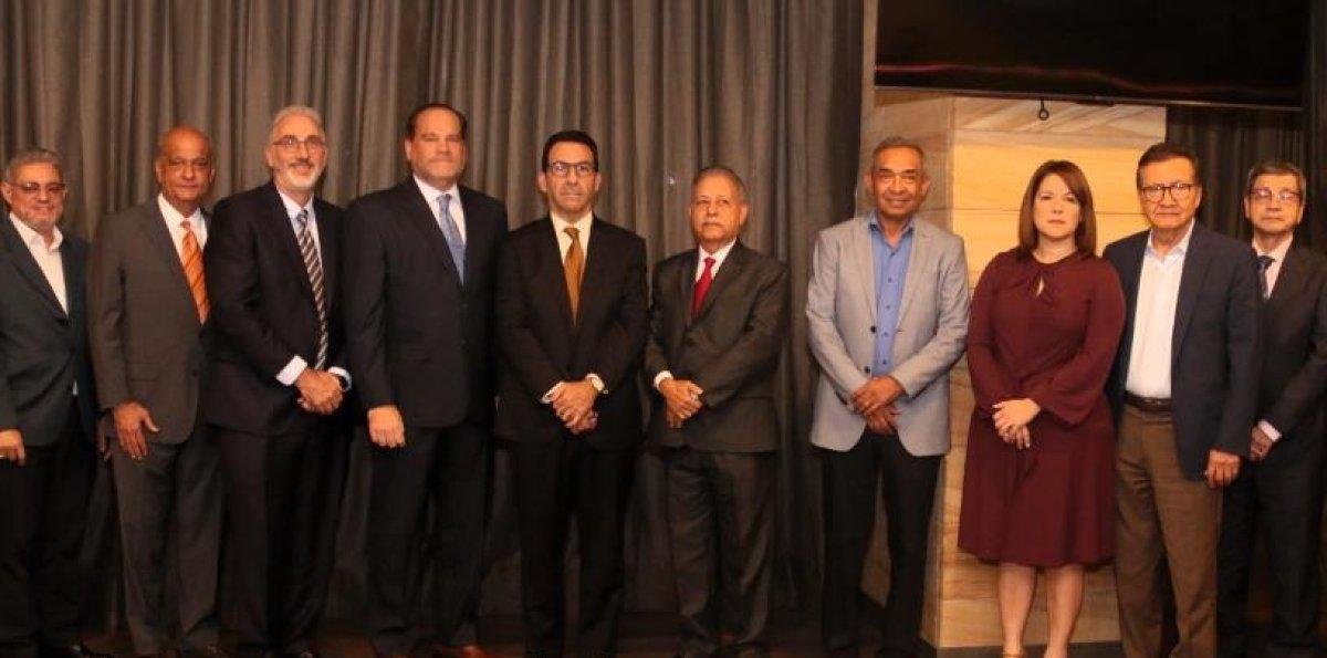 UNE presenta su nueva directiva en encuentro formal