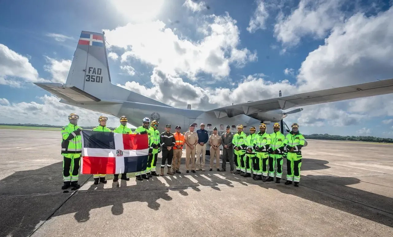 Nuevo grupo de rescatistas dominicanos parte hacia Venezuela para apoyar las operaciones de emergencia