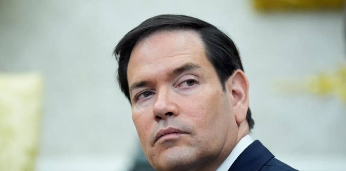 ¿Cómo busca el Departamento de Estado fortalecer el Servicio Exterior?