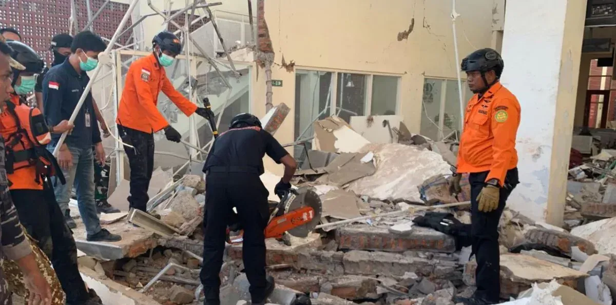 Ya son 47 las victimas mortales de terremoto en Indonesia