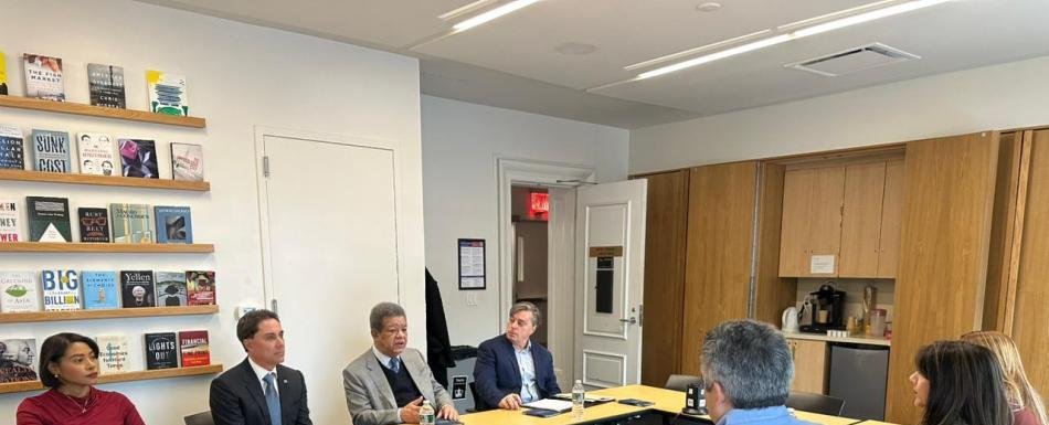 Leonel Fernández sostiene encuentro con autoridades de Escuela de Periodismo de Universidad de Columbia