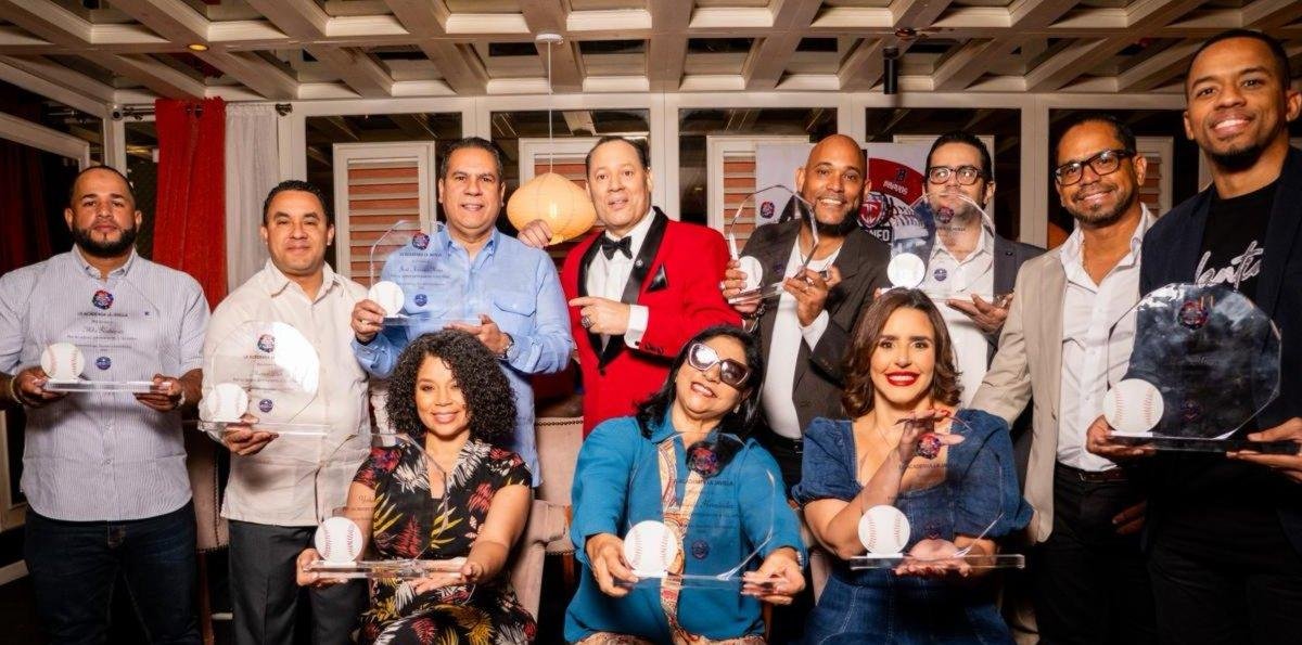 Premian a 10 cronistas que apoyan a los niños