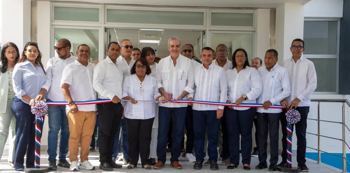 Gobierno entrega hospital Barahona