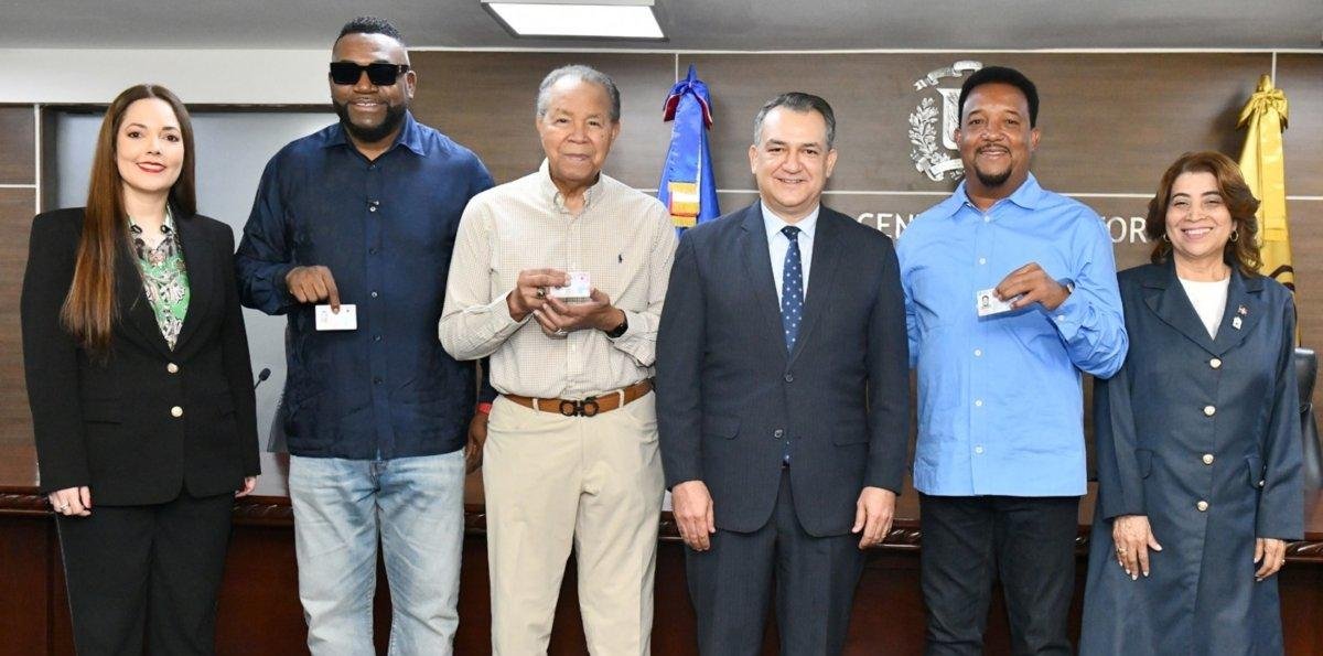 ¡Cedulados! JCE entrega documento a los inmortales