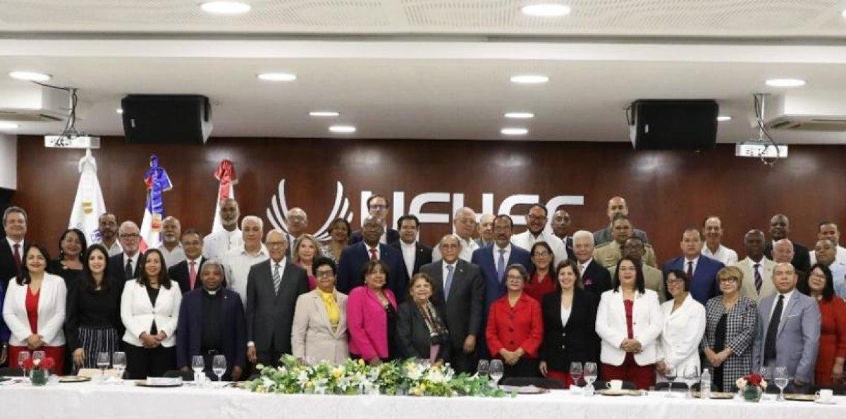 Santos defiende fusión ministerios Educación, para desarrollar el país