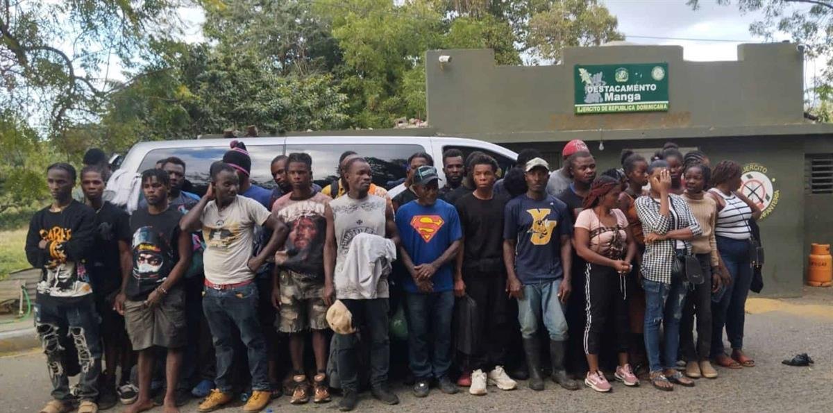 Detienen a 35 haitianos indocumentados transportados en un minibús