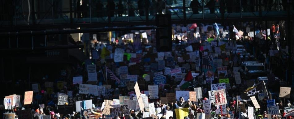 Miles protestan en Mineápolis