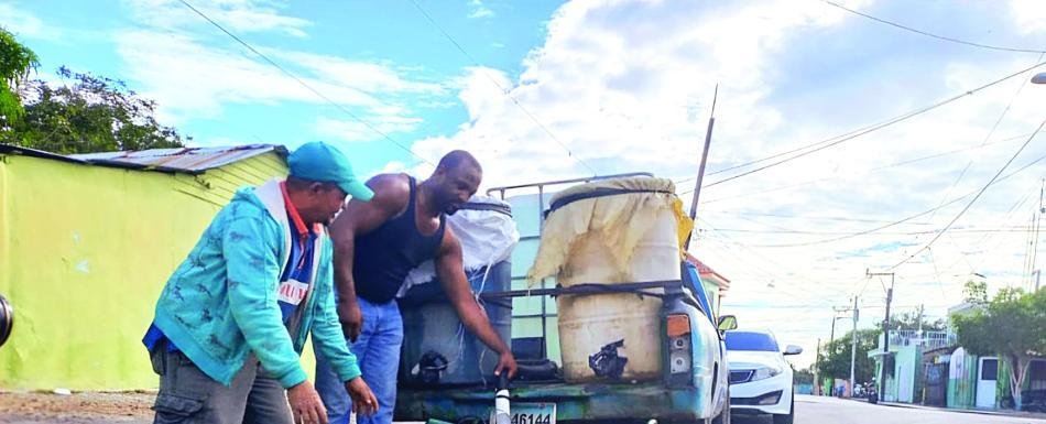 Protestan en Baní por crisis en servicio de agua potable
