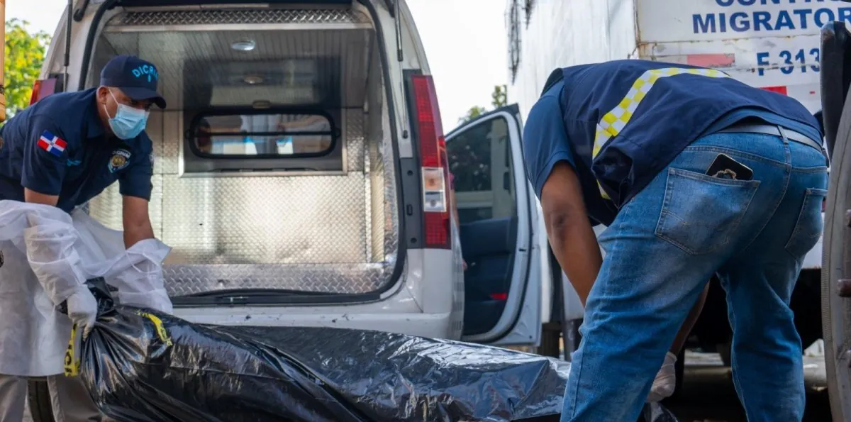 Hallan cuerpo en estado de descomposición en camión averiado en parqueo trasero de su sede principal