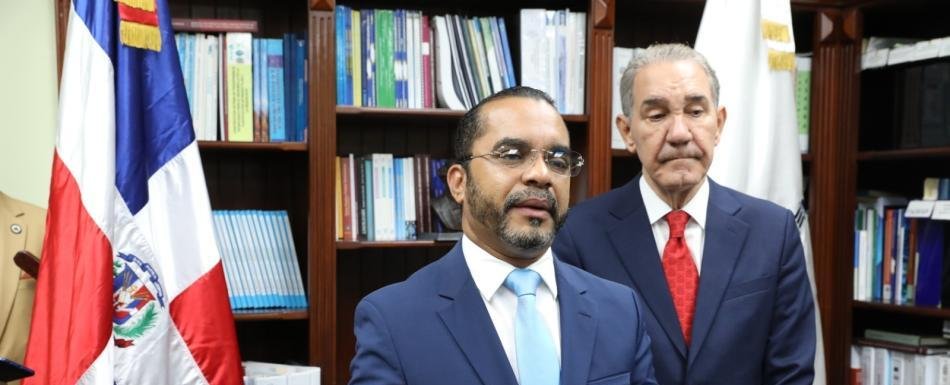 Juramentan a Jimmy Rosario como el nuevo rector del ITLA