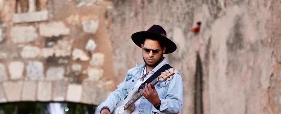 El cantautor Rioz fusiona su pop/rock con ritmos dominicanos