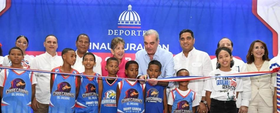 Entregan dos polideportivos al deporte en Puerto Plata