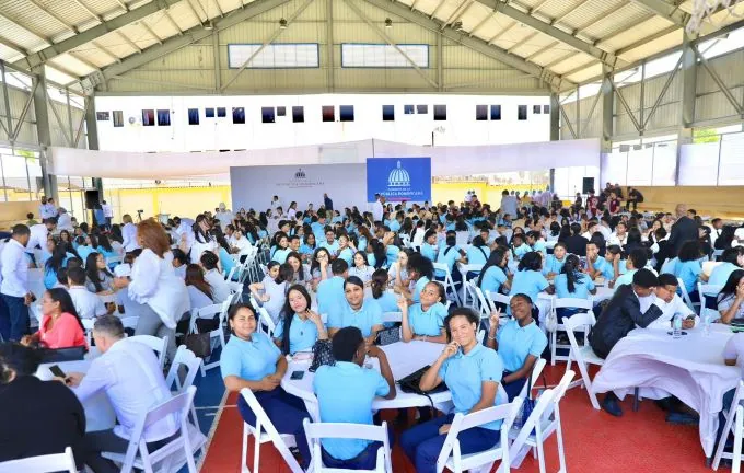 Abinader exhorta estudiantes prepararse inglés y tecnología