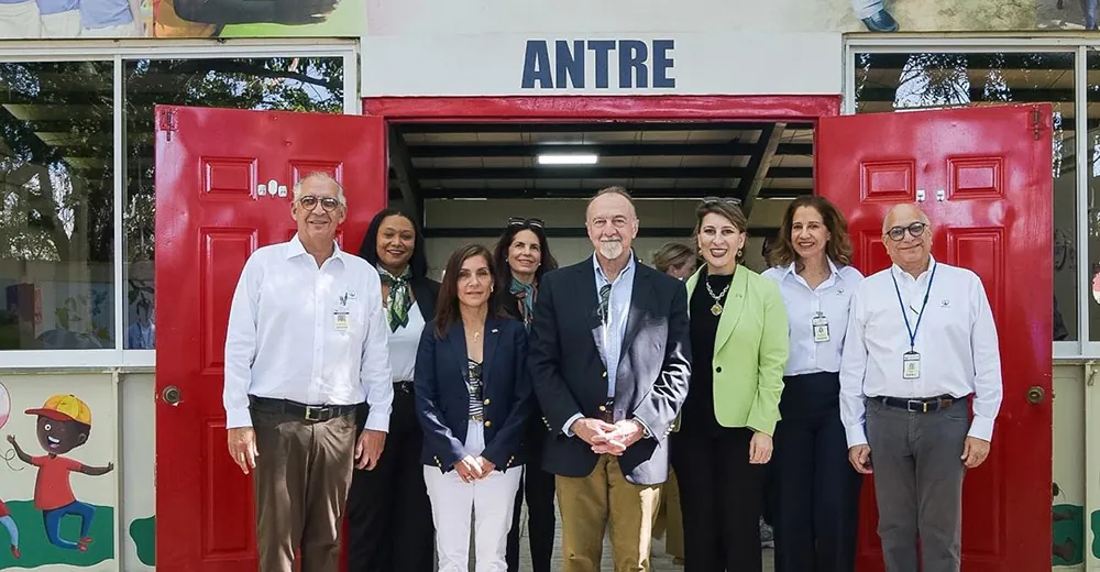 Embajadora de Estados Unidos recorre campus de Codevi