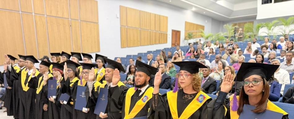 UCNE gradúa dieciséis doctores en educación
