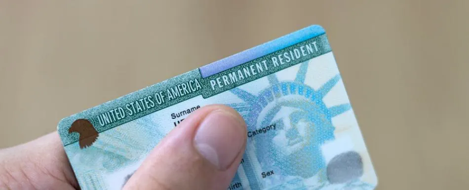 EE.UU. aumenta restricciones contra los dueños de la "green card"