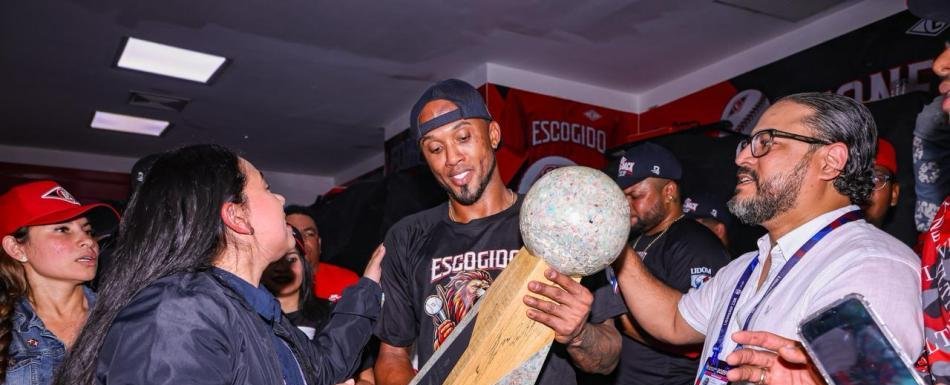 Alcides Escobar completó su "ciclo dorado" al ganar en RD