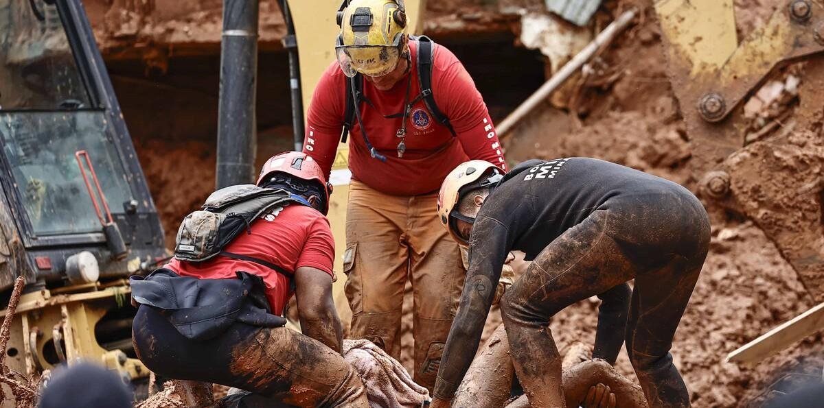 Vecinos buscan a sus familiares tras mortales lluvias en Brasil