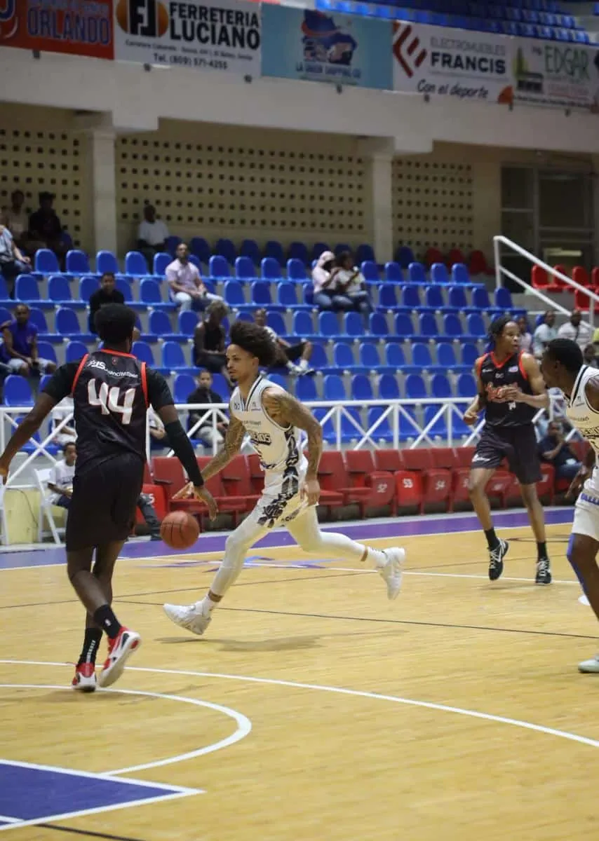 Andersson García logra su tercer triple doble en la LNB