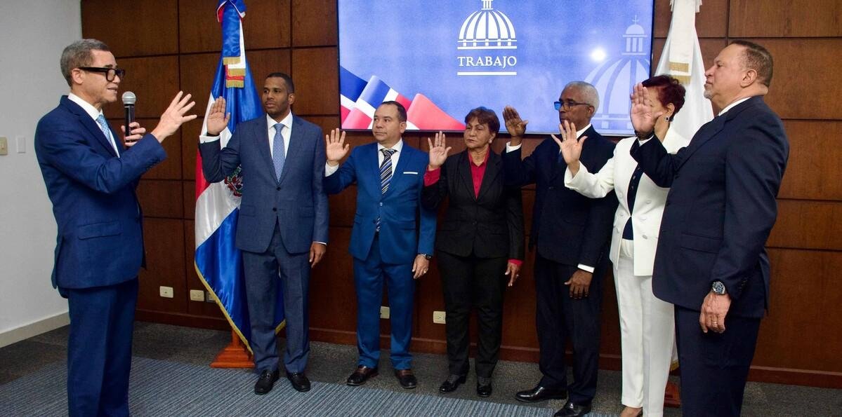 Eddy Olivares juramenta a seis nuevos viceministros en Trabajo