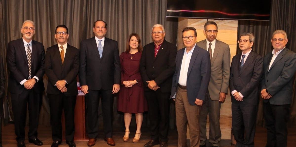 La UNE juramenta nueva directiva