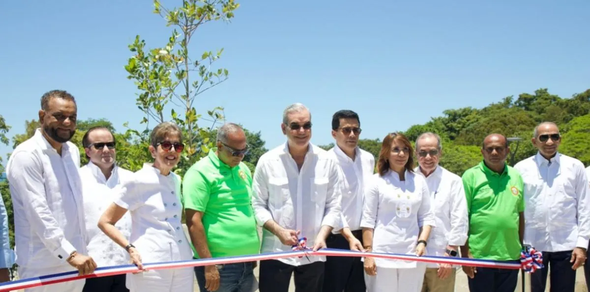 Inauguran plaza alojará vendedores playa de Sosúa