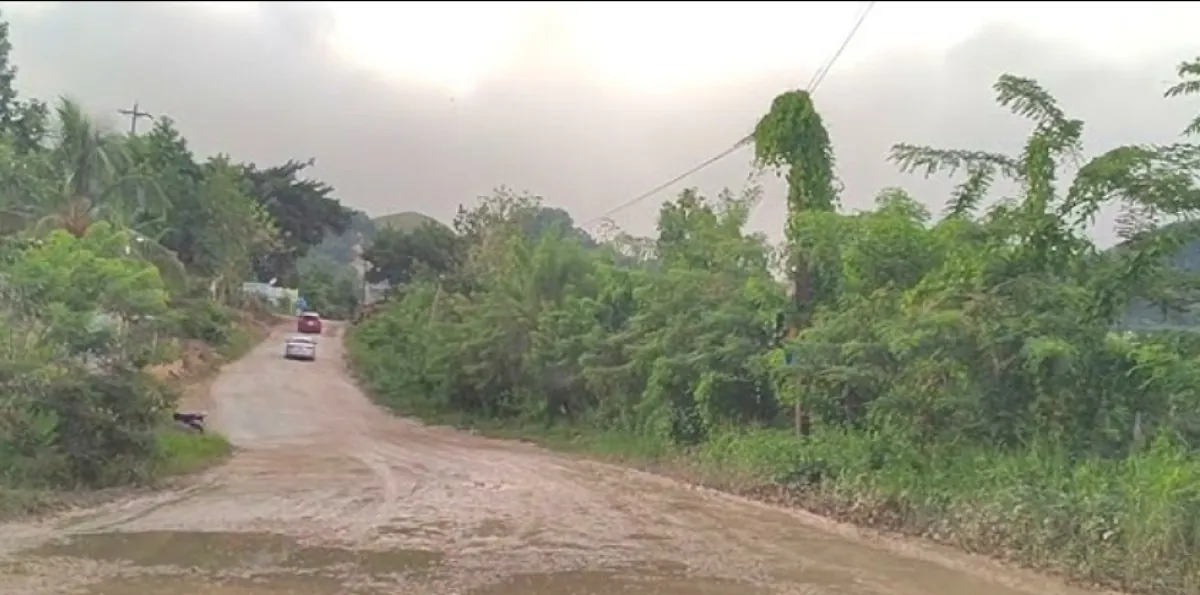 Comunitarios continúan reclamando reconstrucción de carretera turística Tenares-Gaspar Hernández