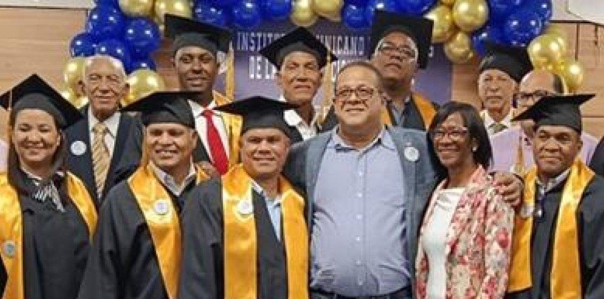 Instituto gradúa a doce técnicos de comunicación