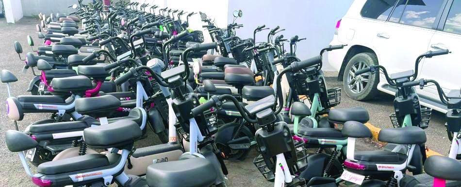 Preocupa cantidad de niños y adolescentes en motocicletas eléctricas