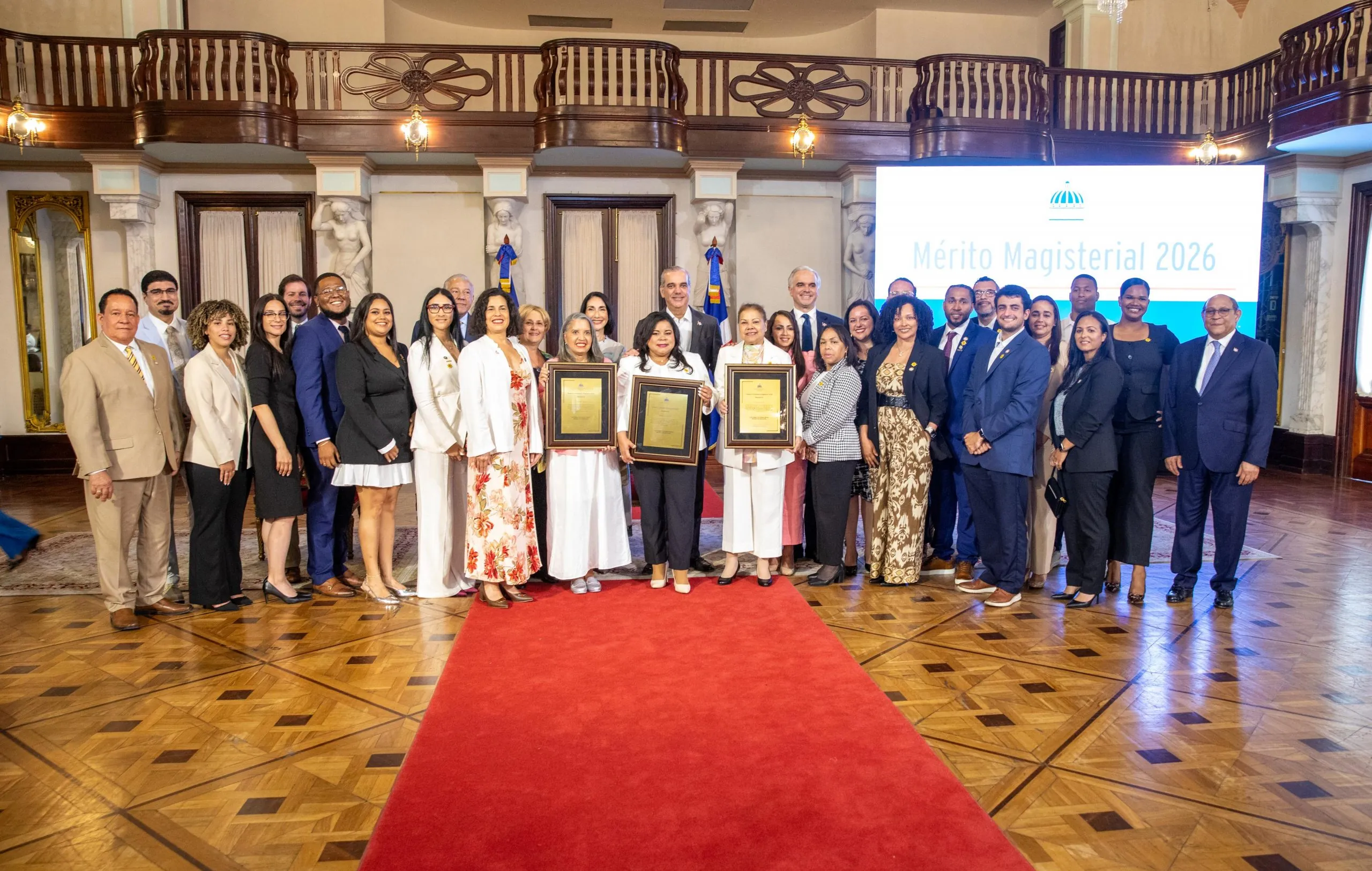El Presidente Abinader entrega Medalla al Mérito Magisterial