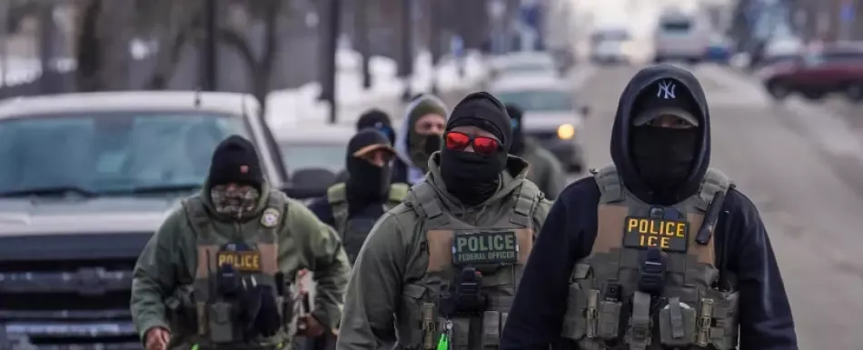 Cascos y placas falsos atemorizan a la gente de Minneapolis
