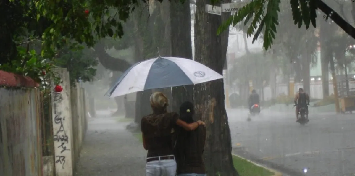 Persisten lluvias moderadas a fuertes y tronadas