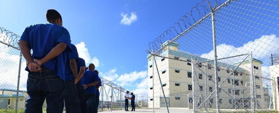 Abinader reporta tasa de homicidios más baja de la historia y anuncia la construcción de 10 cárceles