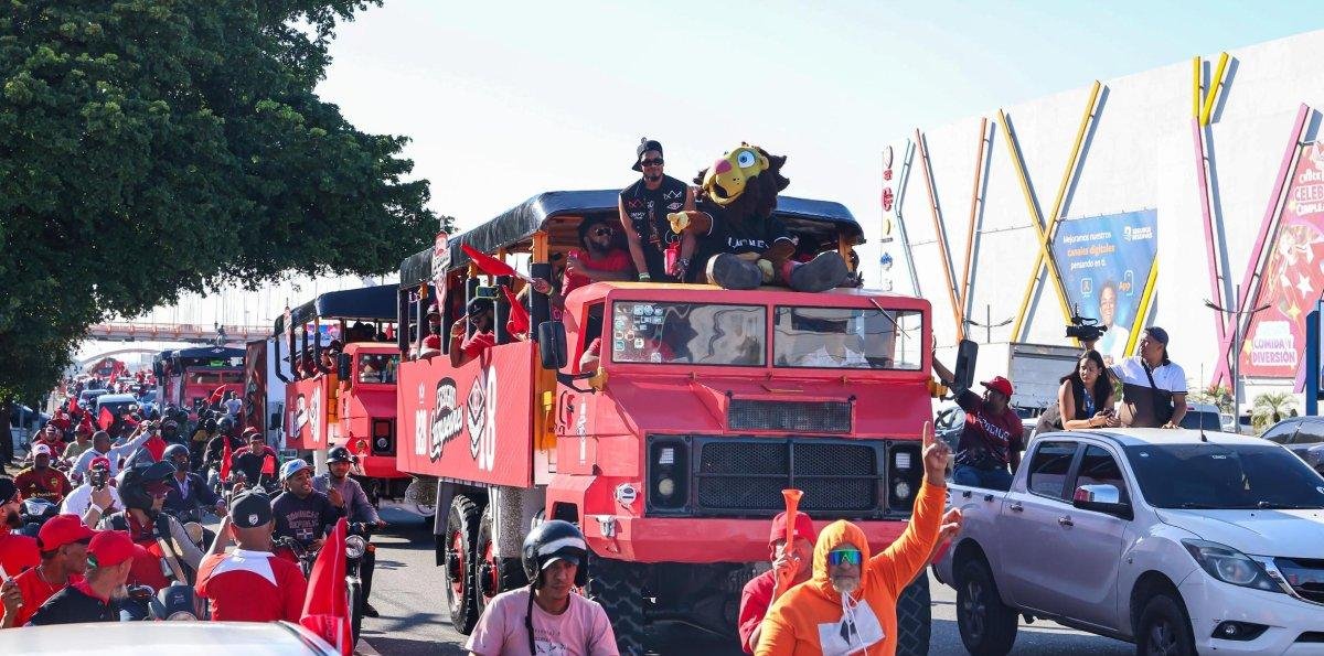 ¡Desfile del triunfo rojo! caravana recorrió diversos barrios