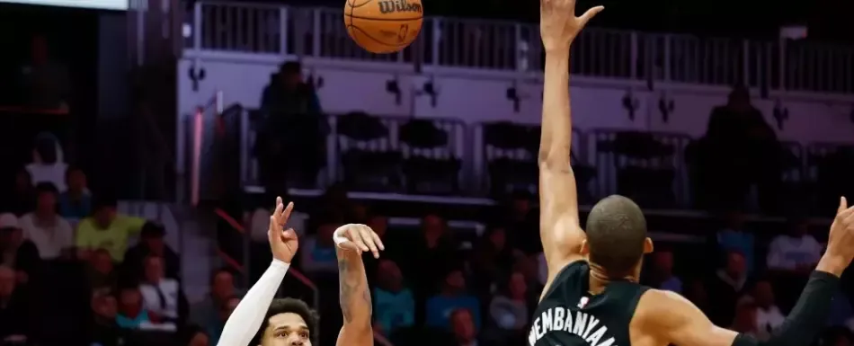 Los Hornets derrotan a los Spurs del francés Wembanyama