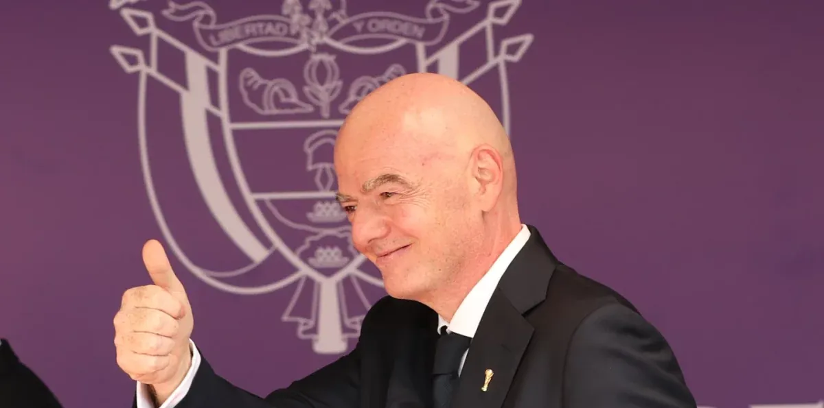 Presidente de la FIFA desafía peticiones y asiste a torneo en República Dominicana, pese a controversias