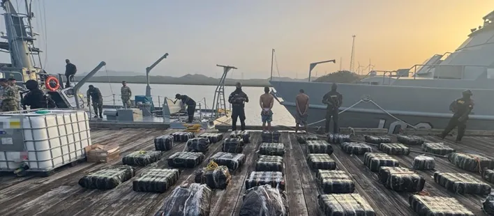 Autoridades decomisan 1,743 paquetes de presuntas drogas