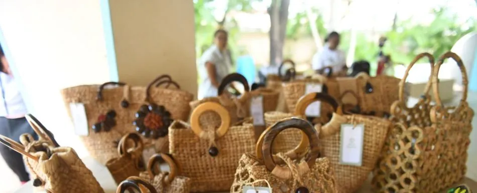 Feria de reciclaje presenta carteras y alimentos realizados con desechos