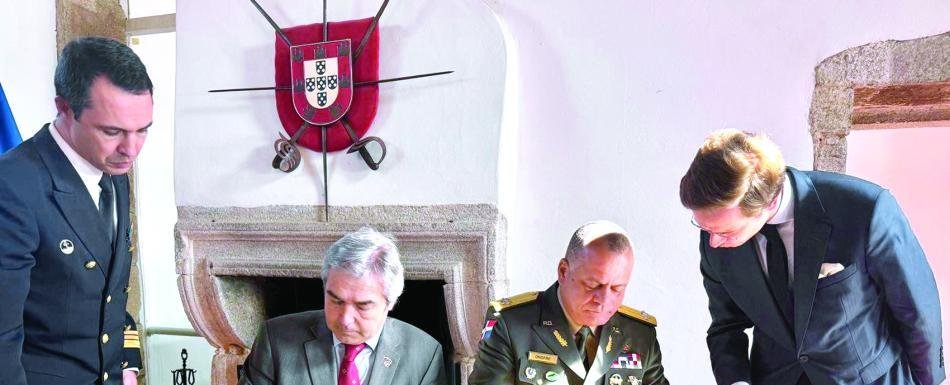 Ministros de Defensa cierran la compra de cuatro buques