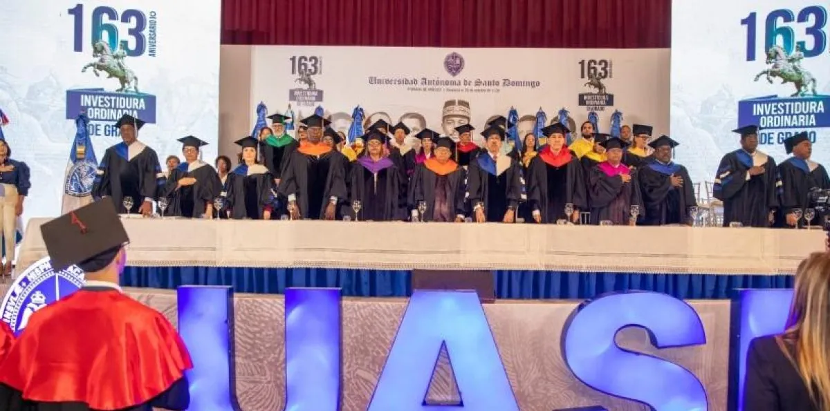 La UASD celebra investidura de egresados de grado y postgrado