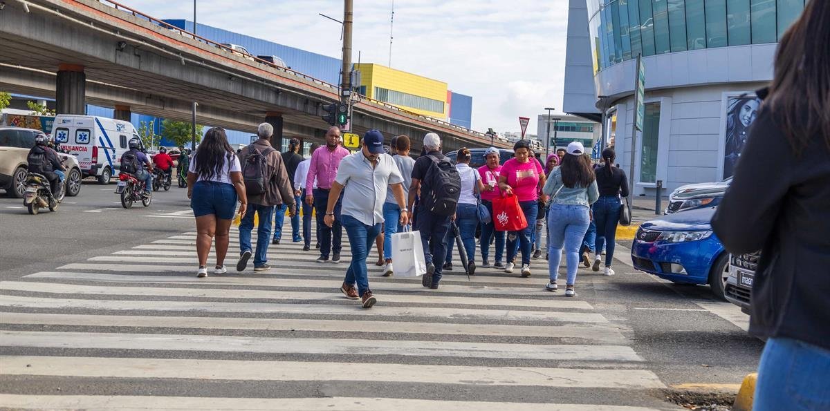 Peatones respetan los cruces de cebra, pero muchos conductores no