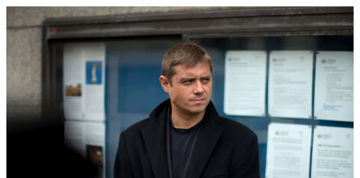 Hallan muerto en prisión al actor británico John Alford