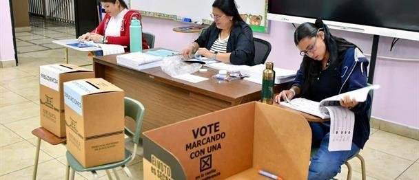 Elección presidencial en Costa Rica inicia con una favorita de línea dura contra violencia del narco