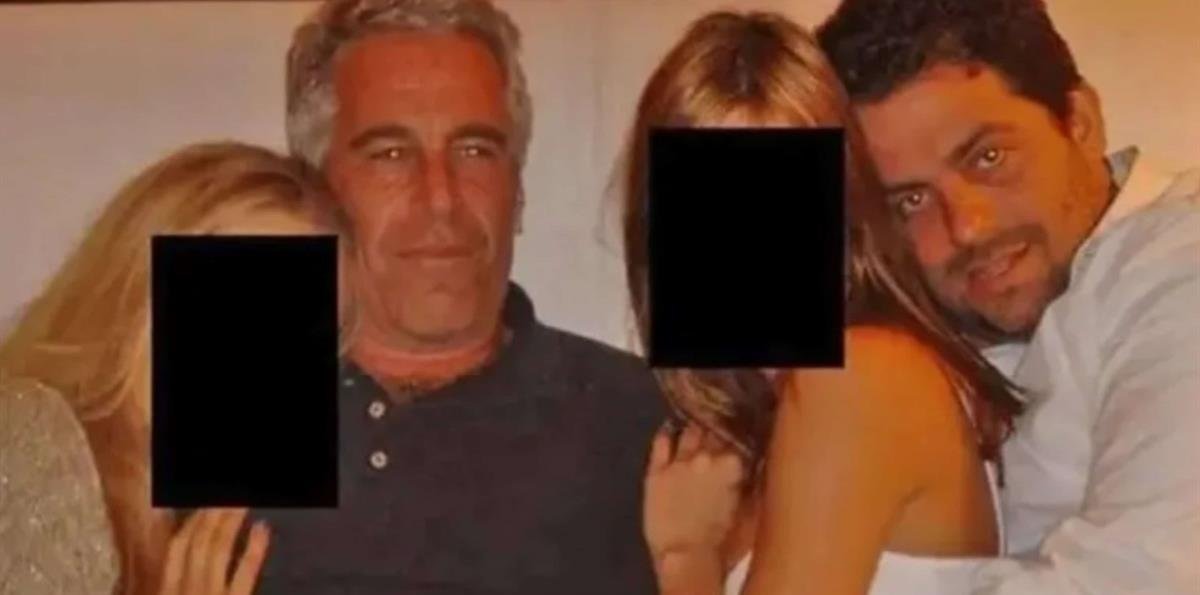 El director del documental sobre Melania Trump fotografiado abrazando a mujer en archivos de Epstein
