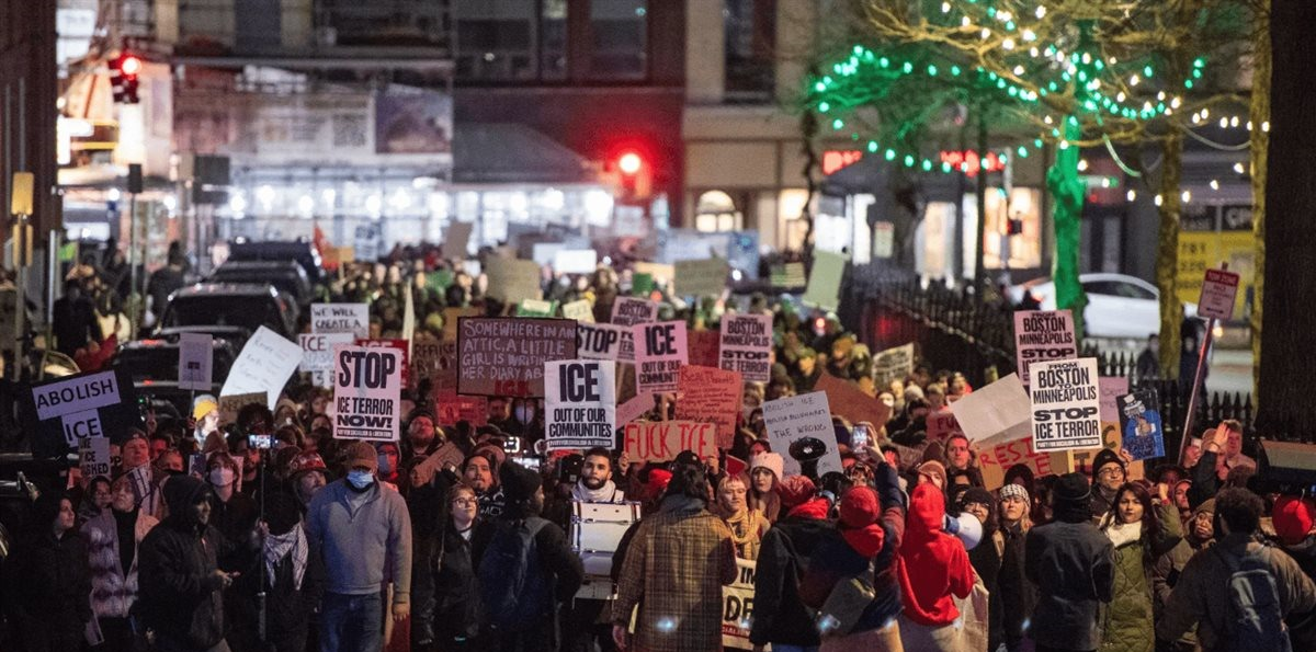 Jueza acusa a Kristi Noem de actuar por hostilidad racial al intentar eliminar el TPS para haitianos