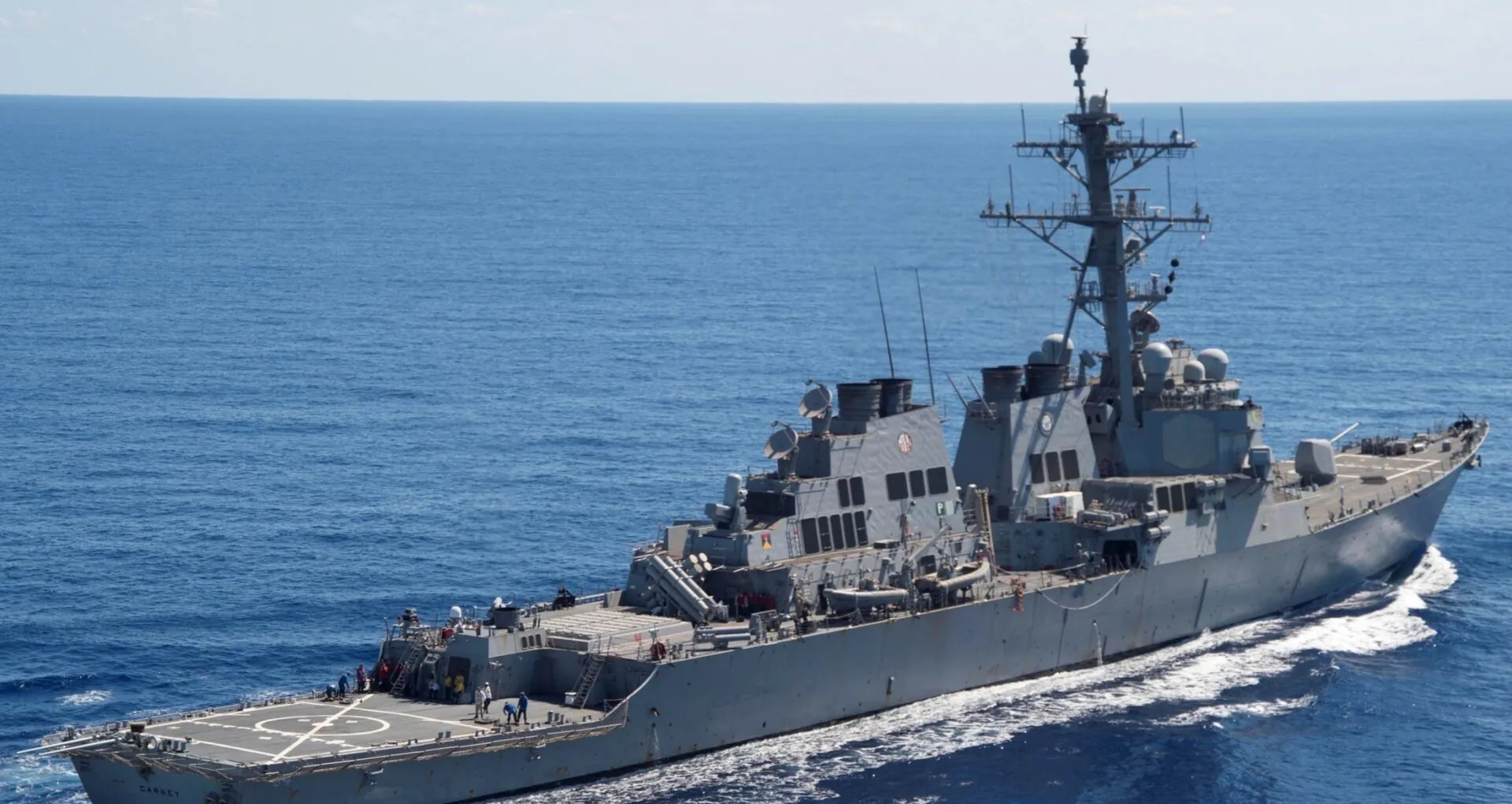 Buques de guerra estadounidenses transitan por el estrecho de Ormuz