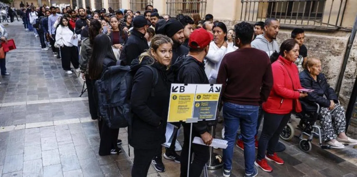 Más de 130.000 personas solicitan su regularización en España